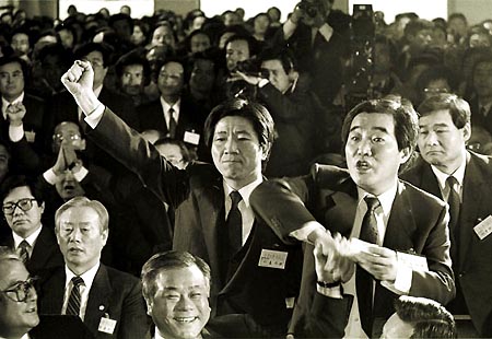 지난 92년 대선을 앞두고 이루어진 김영삼과 노태우, 김종필의 담합을 통한 3당합당을 반대하는 순간의 노무현.